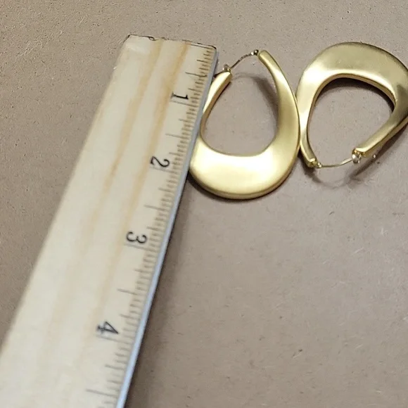 14K ITALIAN YG MILOR OVAL SHAPE HOOPS NWOT